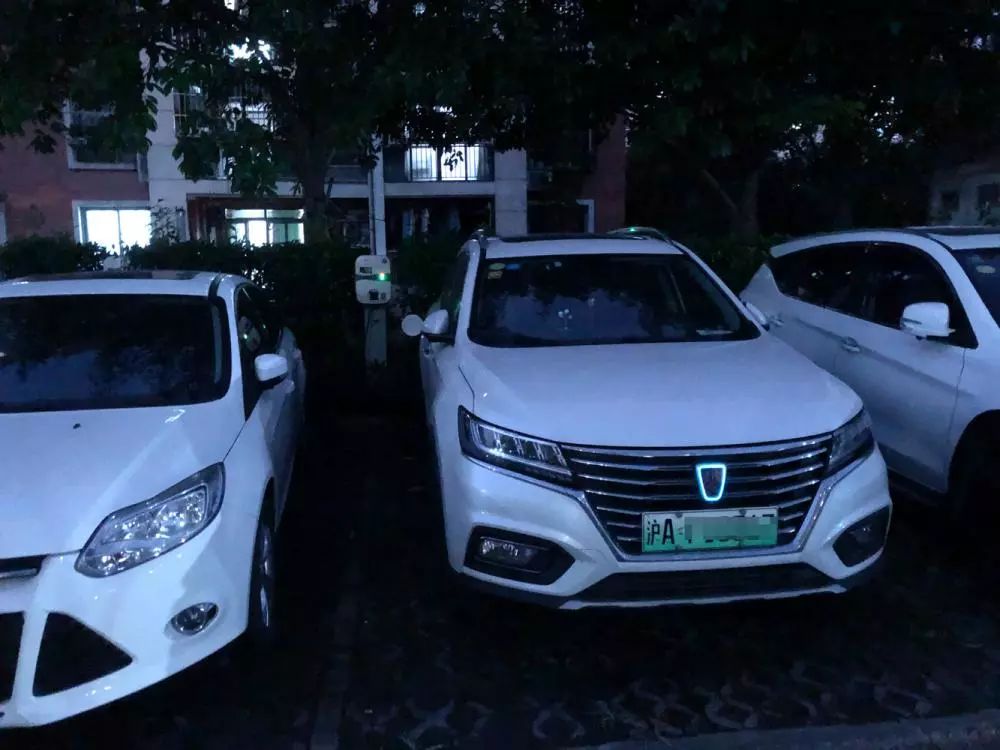 想給車(chē)充電得開(kāi)10公里！如何解決出租車(chē)夜間“一樁難求”？