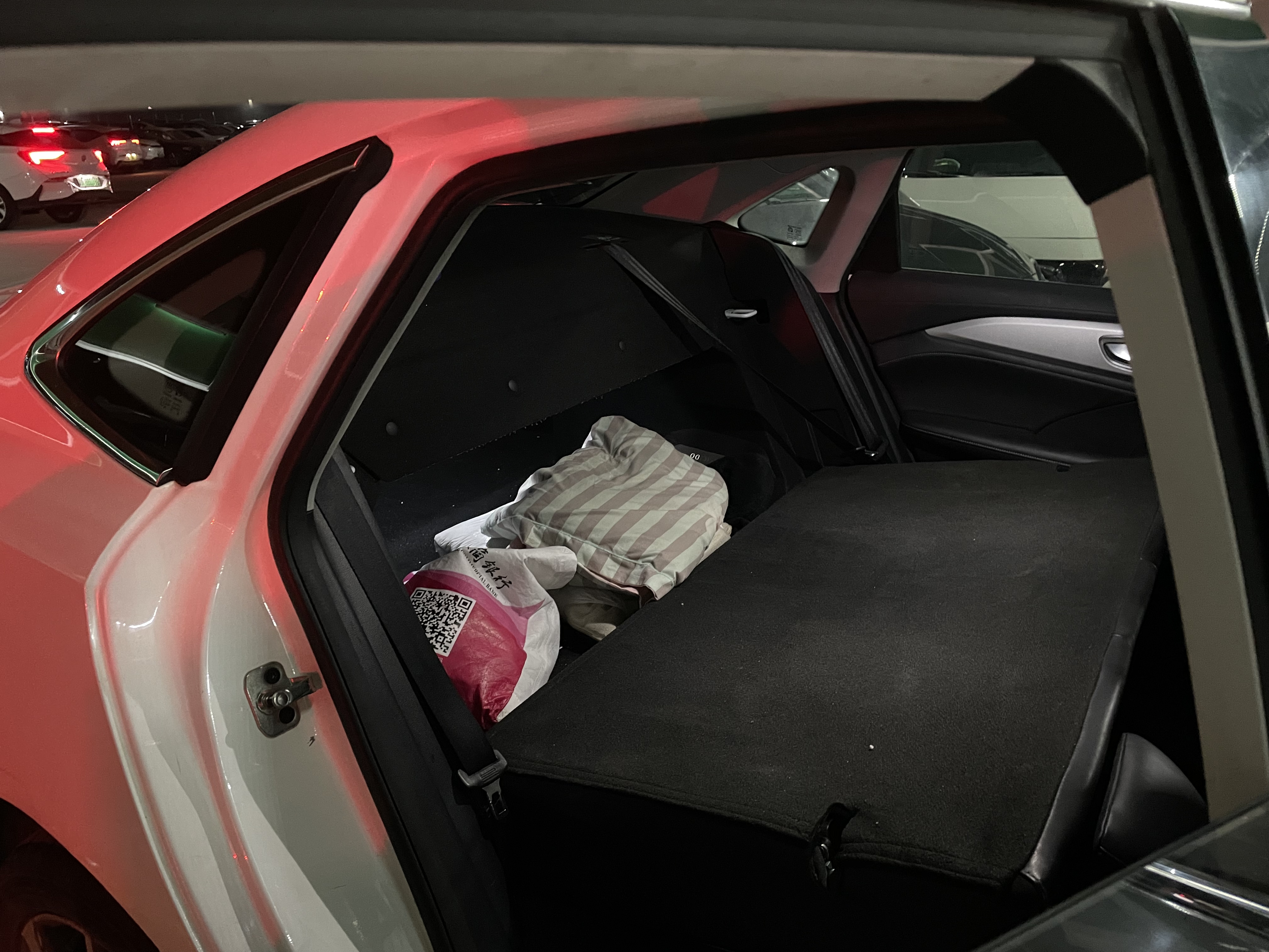 網(wǎng)約車司機，“卷”在車流里