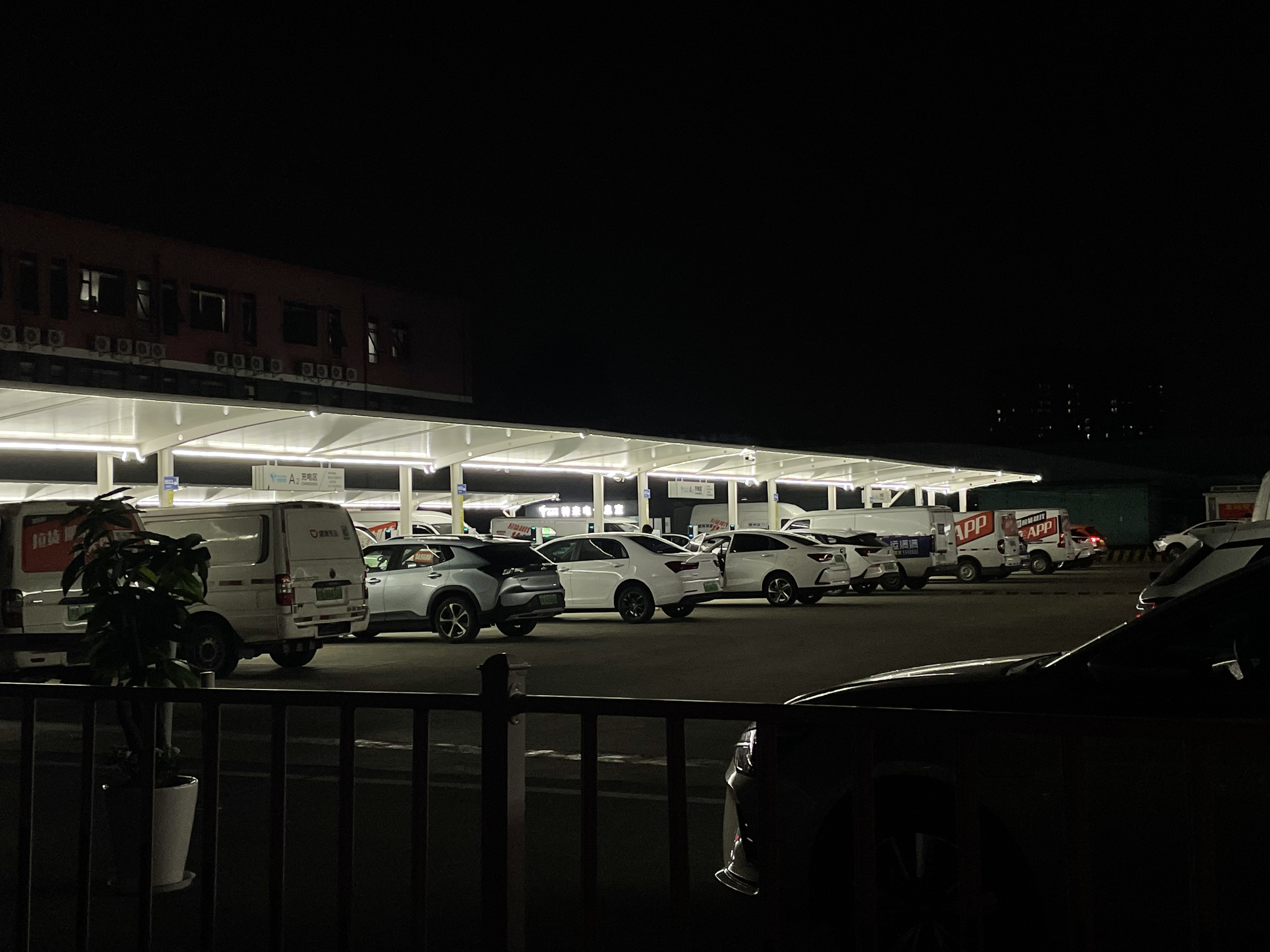 網(wǎng)約車司機，“卷”在車流里